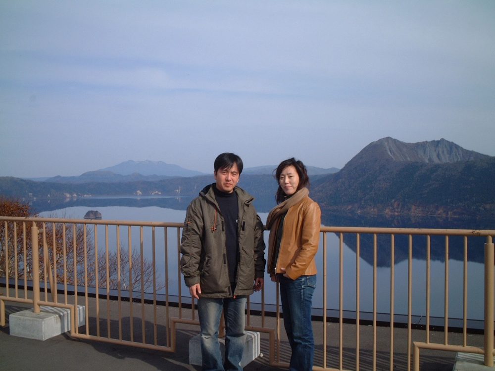 湖と山を背にした二人