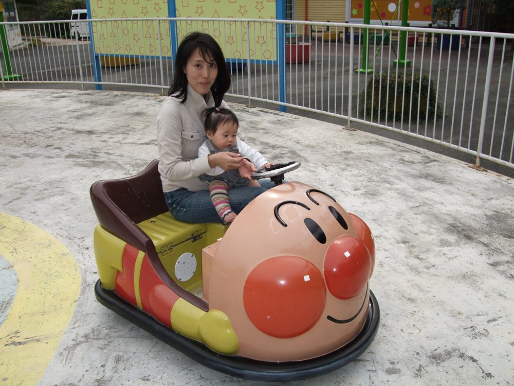 乗り物に乗る親子