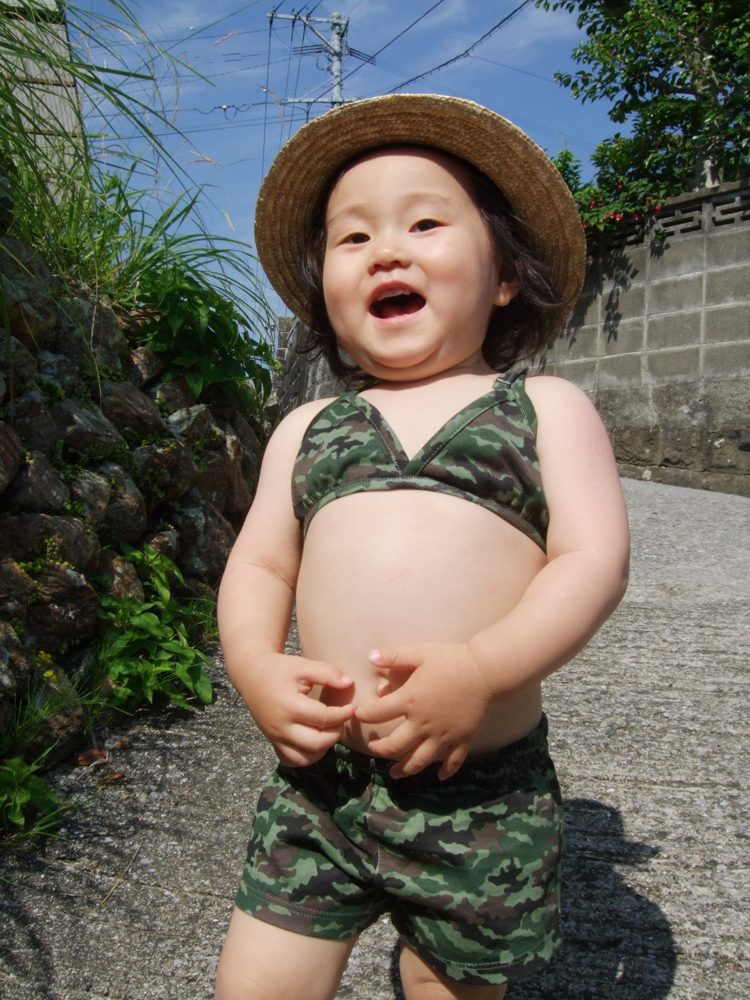 麦わら帽子の子ども
