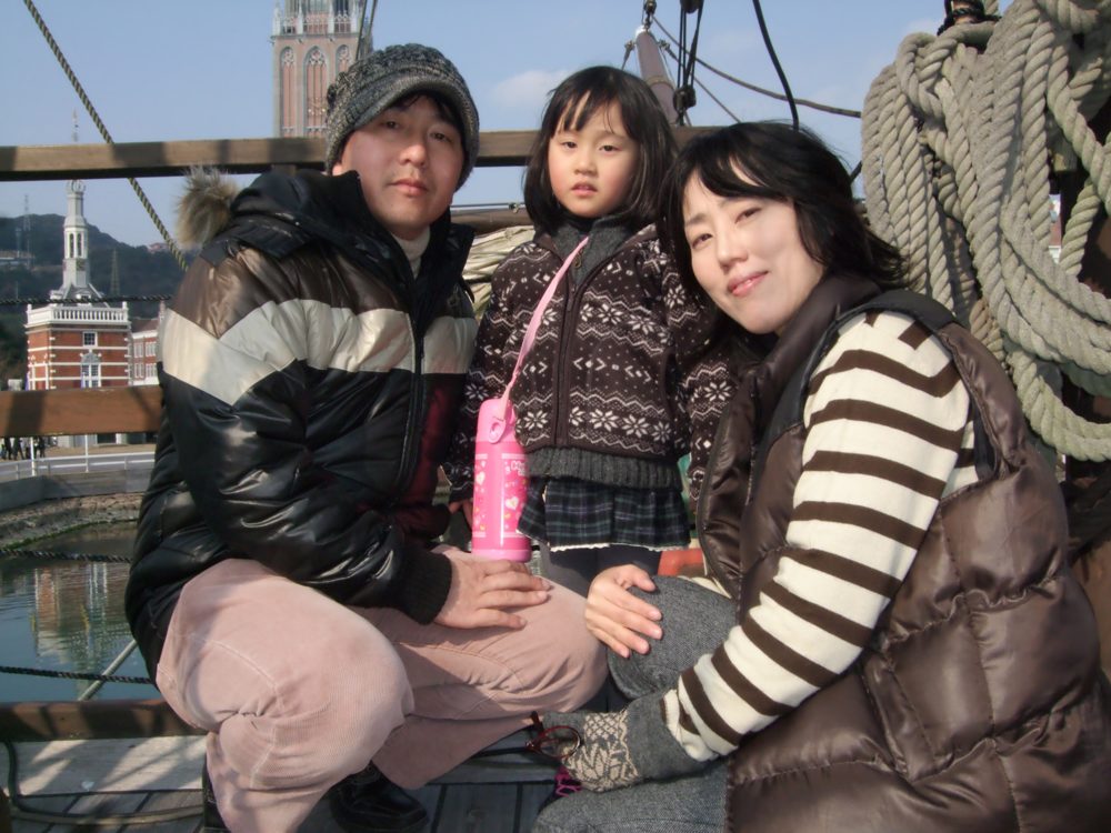 帆船の前の家族