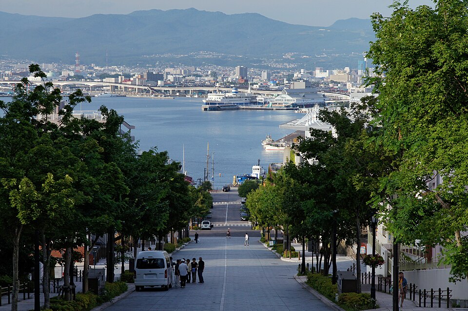 海までまっすぐ伸びる八幡坂
