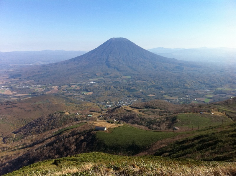 ニセコの緑の大地から望む羊蹄山（蝦夷富士）