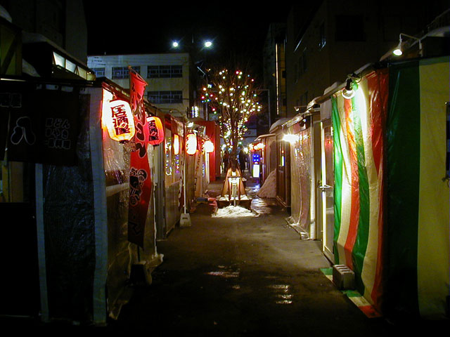 夜の帯広の屋台街に灯る提灯