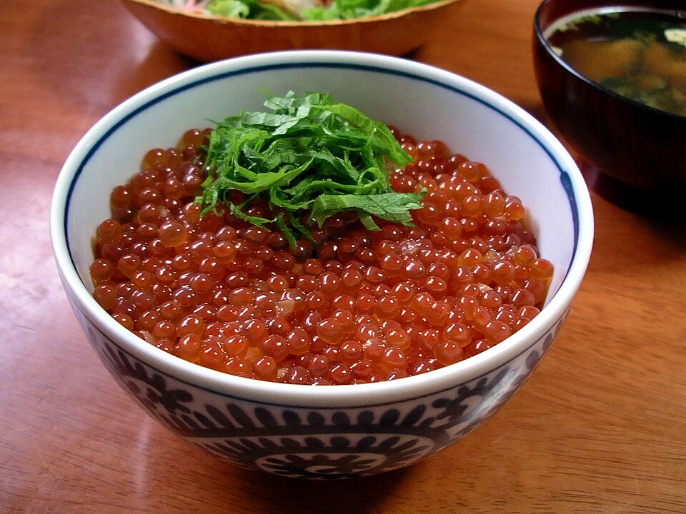 いくらがたっぷり盛られたいくら丼
